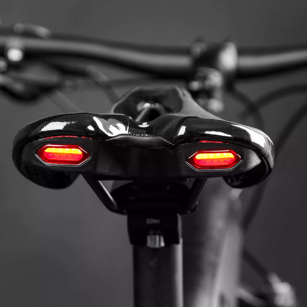Luz na traseira sem comprar sinalizador à parte.